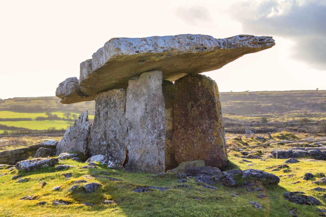 Starożytny grobowiec Poulnabrone Dolmen w Burren w Irlandii