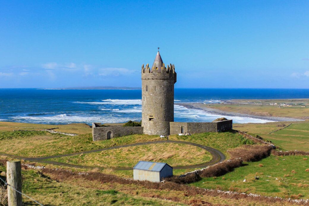 Zamek Doonagore w Irlandii