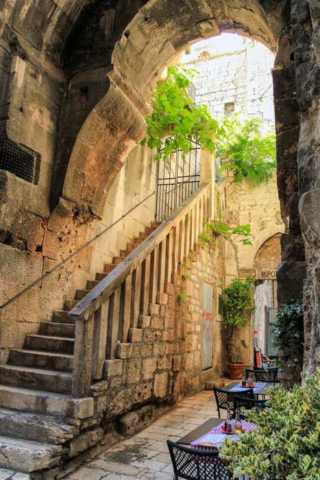 Wąskie uliczki Starego Miasta w Split na chorwackim wybrzeżu