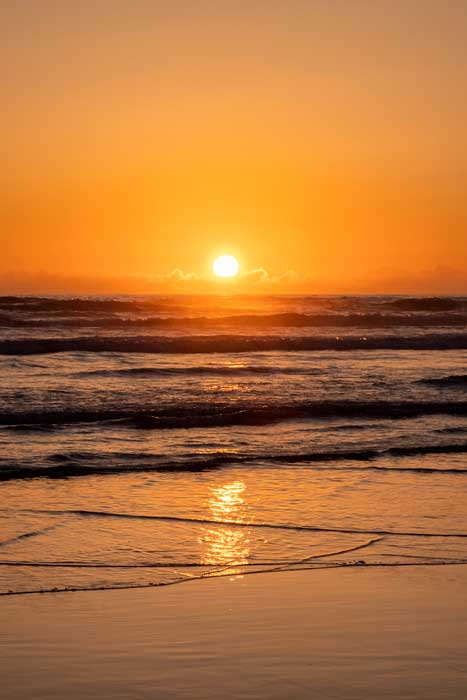 Zachód słońca na plaży Agate w Newport w stanie Oregon
