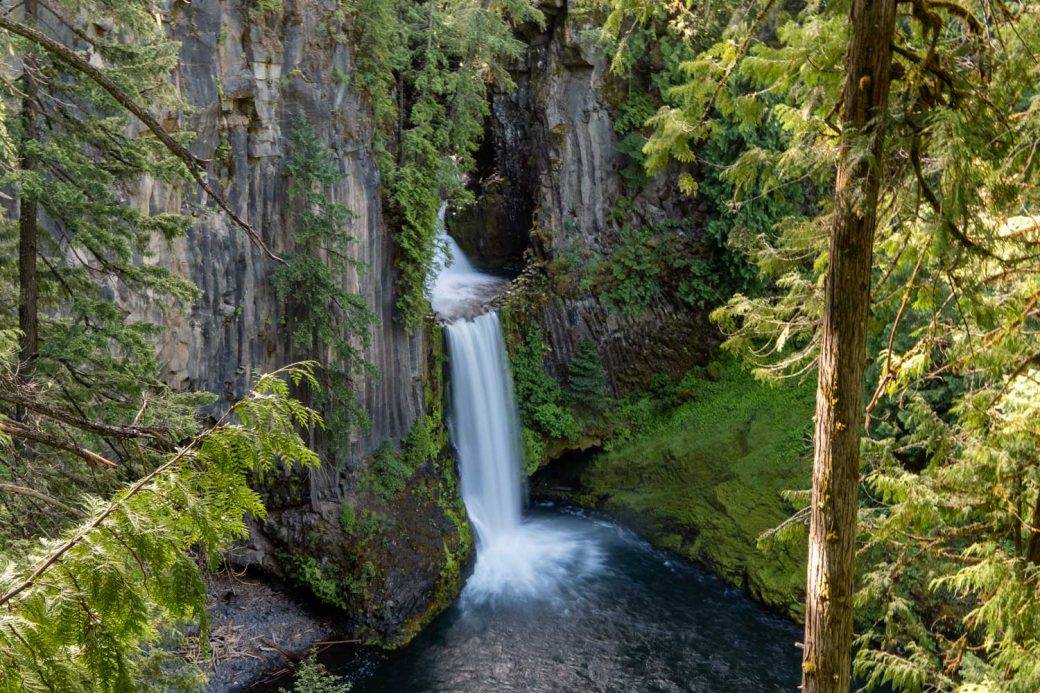 Wodospad Toketee Falls w lesie Umpqua National Forest z podróży po Oregonie