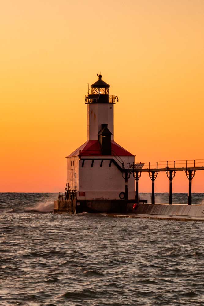 Latarnia morska w Michigan City w Indianie o zachodzie słońca