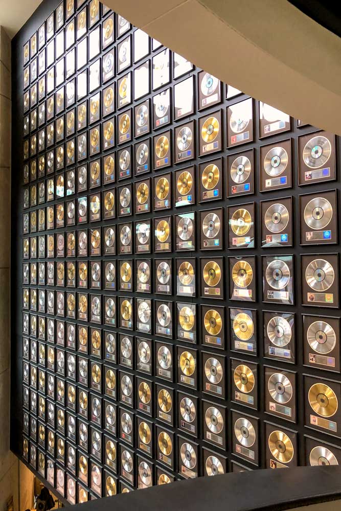Ściana z płytami w Country Music Hall of Fame Museum w Nashville