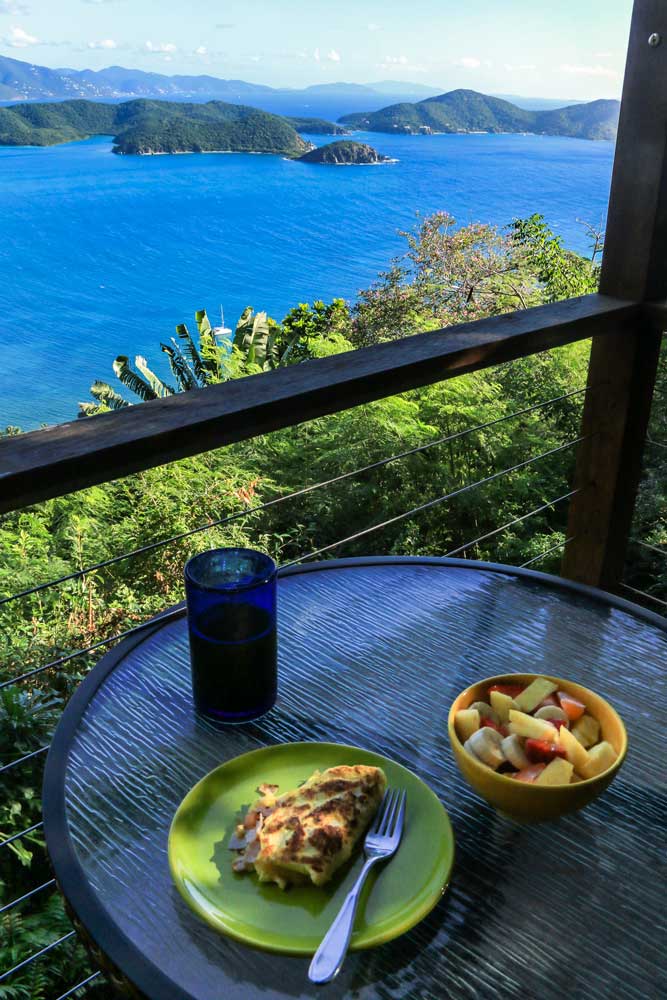 Śniadanie z widokiem na Coral Bay na St John, Wyspach Dziewiczych Stanów Zjednoczonych