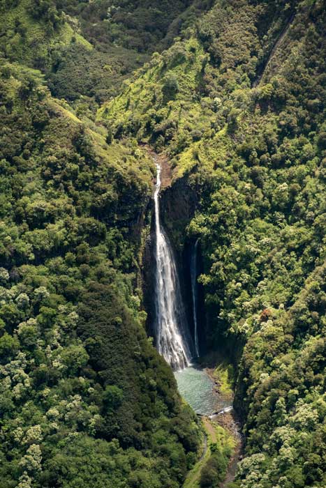 Widok z helikoptera na wodospad Manawaiopuna Falls na Kauai (z filmu Jurrasick Park)