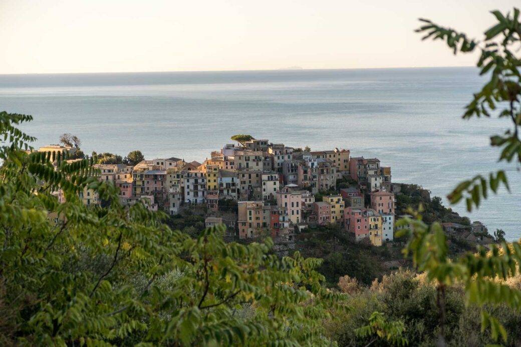 Poranny widok na Cornilię w Cinque Terre
