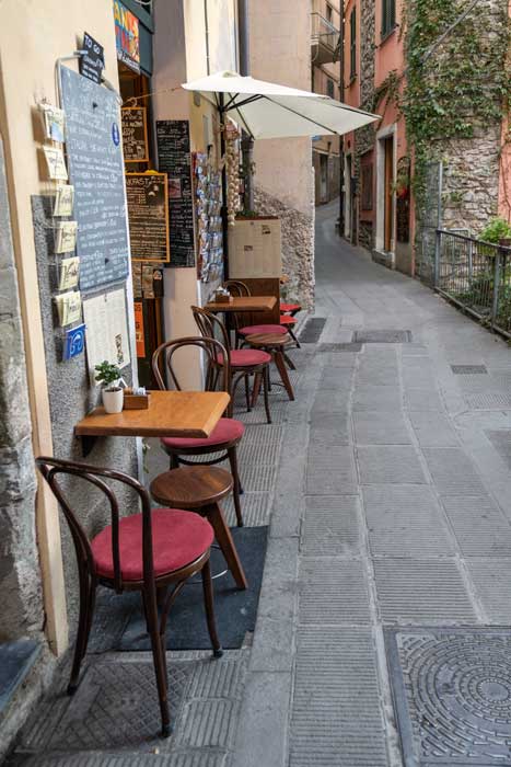 Wąskie uliczki w Corniglii w Cinque Terre