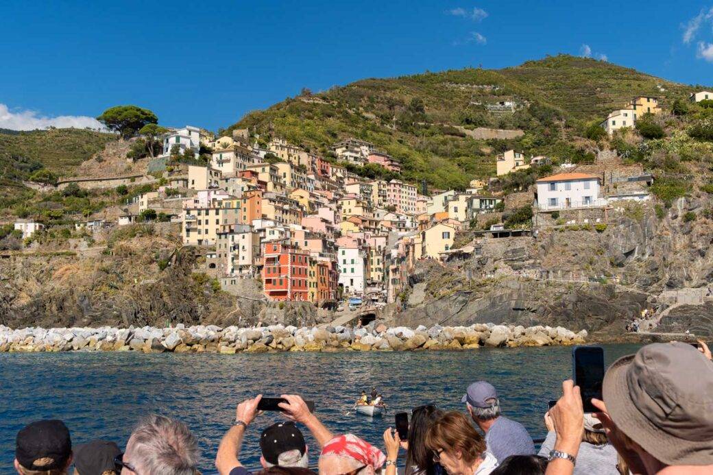 Widok na Riopmaggiore w Cinque Terre ze statku