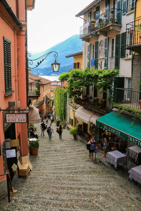 wąskie uliczki Bellagio nad Jeziorem Como