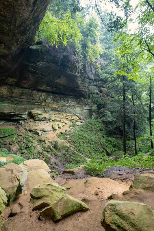 Klify Cantwell w Parku Stanowym Hocking Hills w stanie Ohio