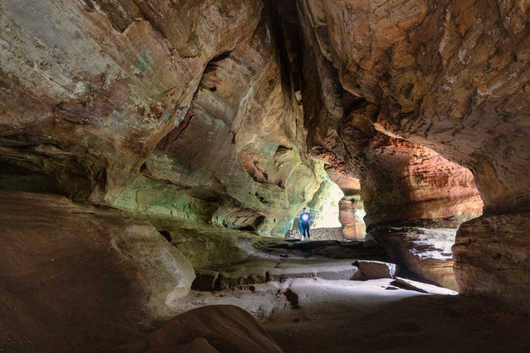 W środku jaskini Rock House w Parku Stanowym Hocking Hills w stanie Ohio