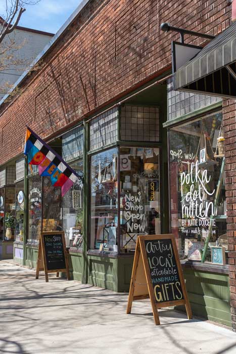 Ulica w centrum Saugatuck w stanie Michigan