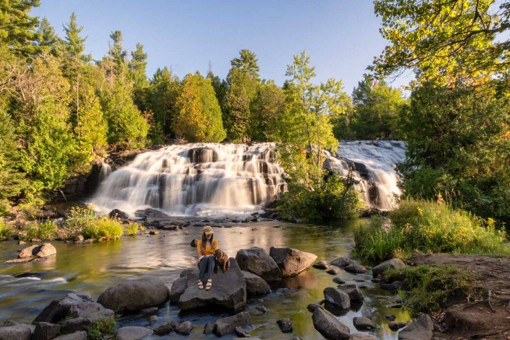 Wodospad Bond Falls w atanie Michigan