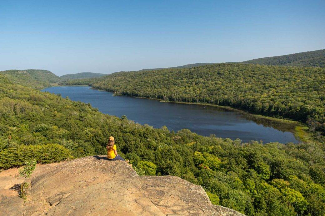 Punk widokowy Jezioro Chmur (Lake of the Clouds) w górach Porcupine w stanie Michigan