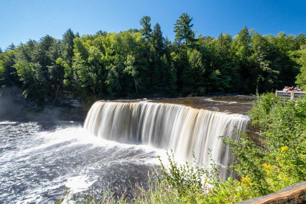 Wodospady Tahquamenon w Parku Stanowym Tahquamenon Falls w Michigan