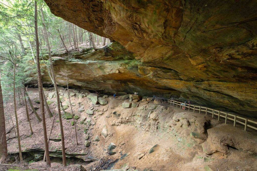 Whispering Cave in Hocking Hills State Park i Ohio